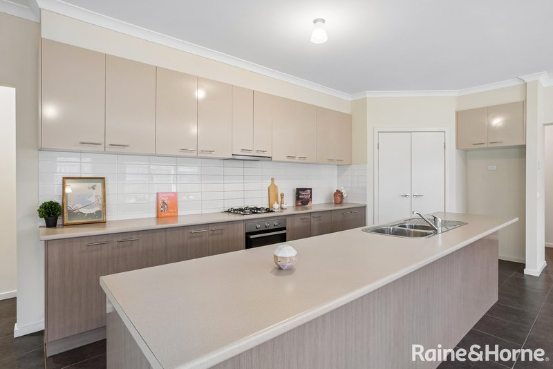 Photo - 16 Tree Change Way, Woodend VIC 3442 - Image 6