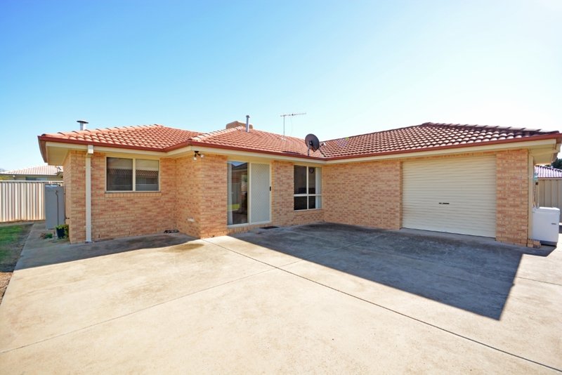 Photo - 16 Tubbo Crescent, Griffith NSW 2680 - Image 8