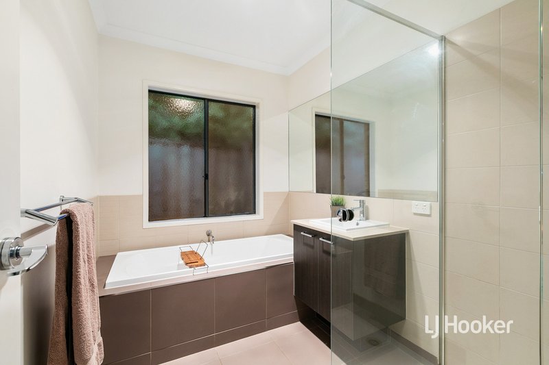 Photo - 16 Urchin Way, Point Cook VIC 3030 - Image 18