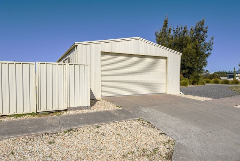 Photo - 16 Vine Avenue, Horsham VIC 3400 - Image 2