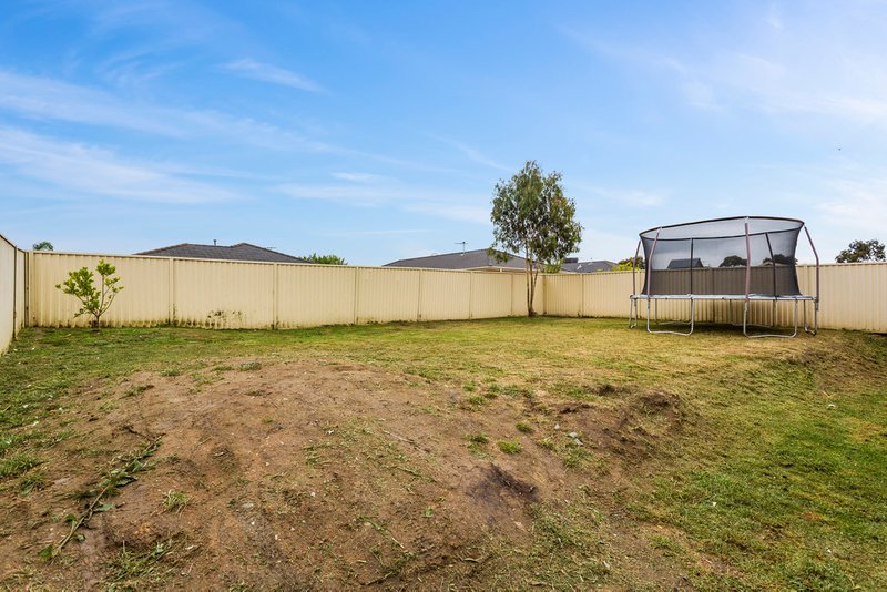 Photo - 16 Viola Avenue, Pakenham VIC 3810 - Image 10