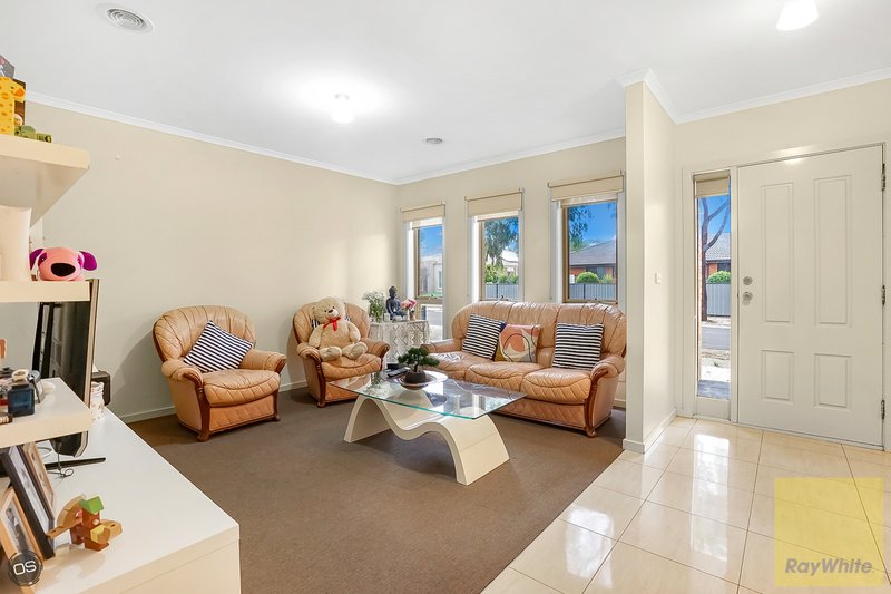 Photo - 16 Waldburg Grove, Tarneit VIC 3029 - Image 4