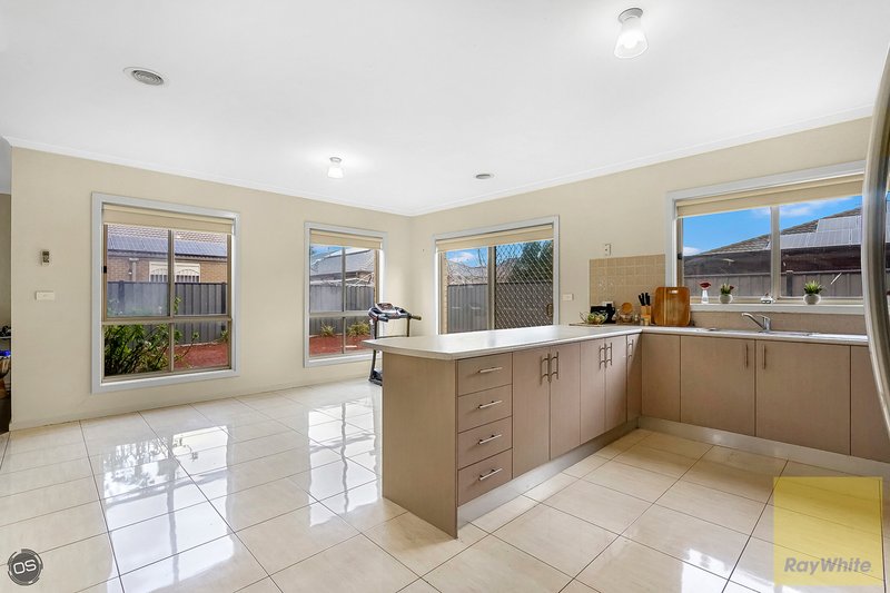 Photo - 16 Waldburg Grove, Tarneit VIC 3029 - Image 7