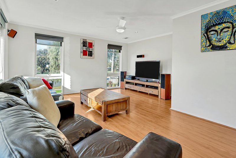 Photo - 16 Whitley Crescent, Craigieburn VIC 3064 - Image 3