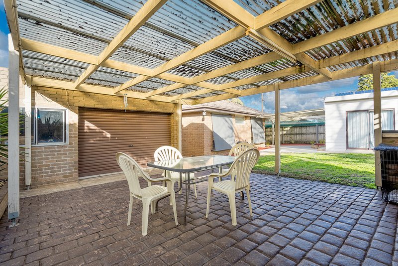 Photo - 16 Whitley Crescent, Craigieburn VIC 3064 - Image 9