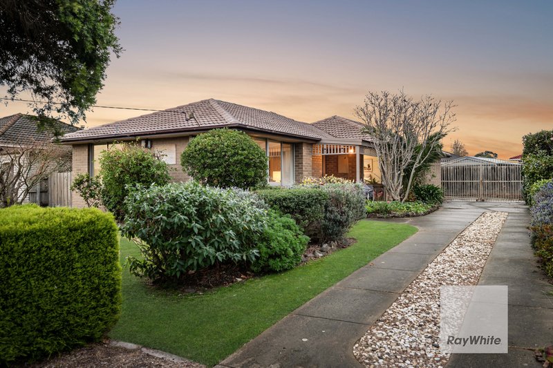 16 Wolverton Drive, Gladstone Park VIC 3043