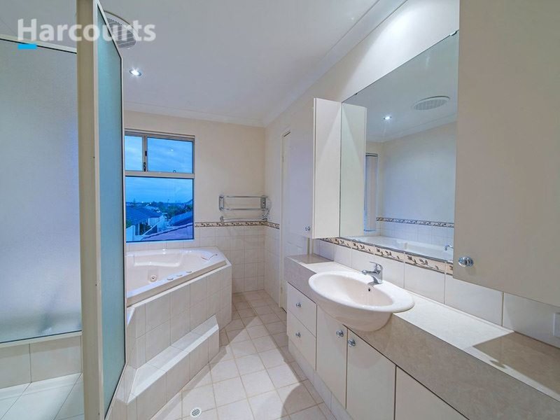 Photo - 160 Golf Links Drive, Carramar WA 6031 - Image 13