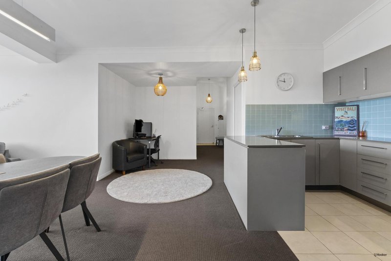 Photo - 1601/12-14 Executive Drive, Burleigh Waters QLD 4220 - Image 4