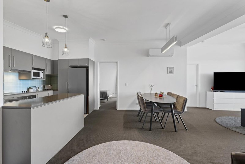 Photo - 1601/12-14 Executive Drive, Burleigh Waters QLD 4220 - Image 5