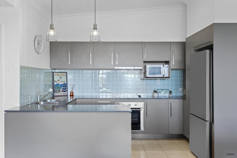 Photo - 1601/12-14 Executive Drive, Burleigh Waters QLD 4220 - Image 8