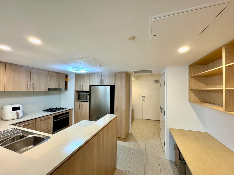 Photo - 1602/50 Marine Parade, Southport QLD 4215 - Image 8