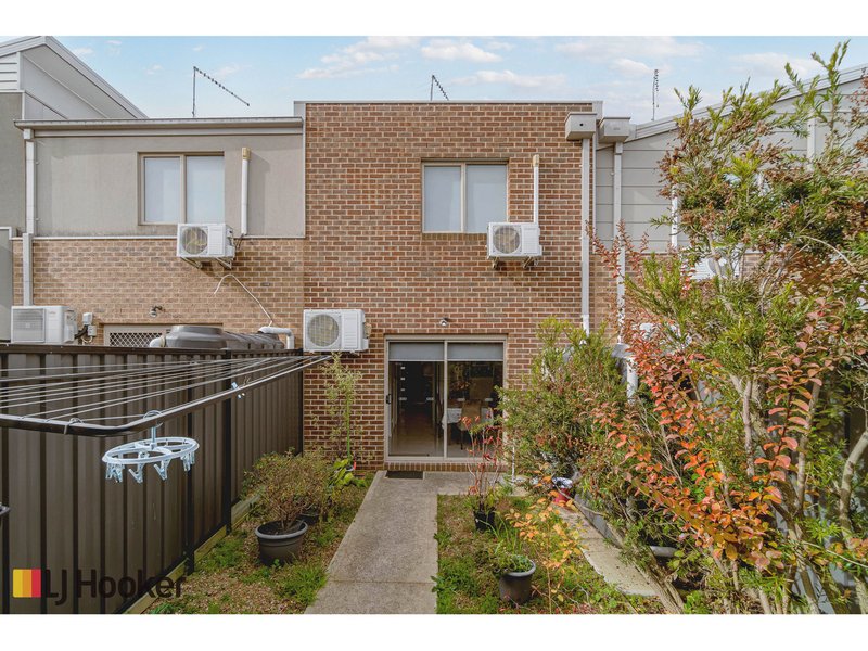 Photo - 16/1-11 Hyde Park Avenue, Craigieburn VIC 3064 - Image 11