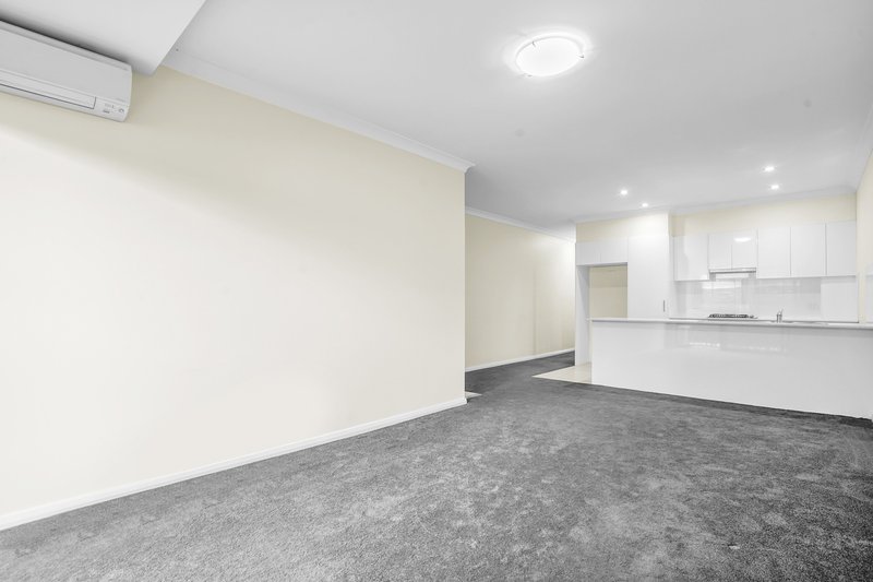 Photo - 16/1 Glenmore Ridge Drive, Glenmore Park NSW 2745 - Image 4