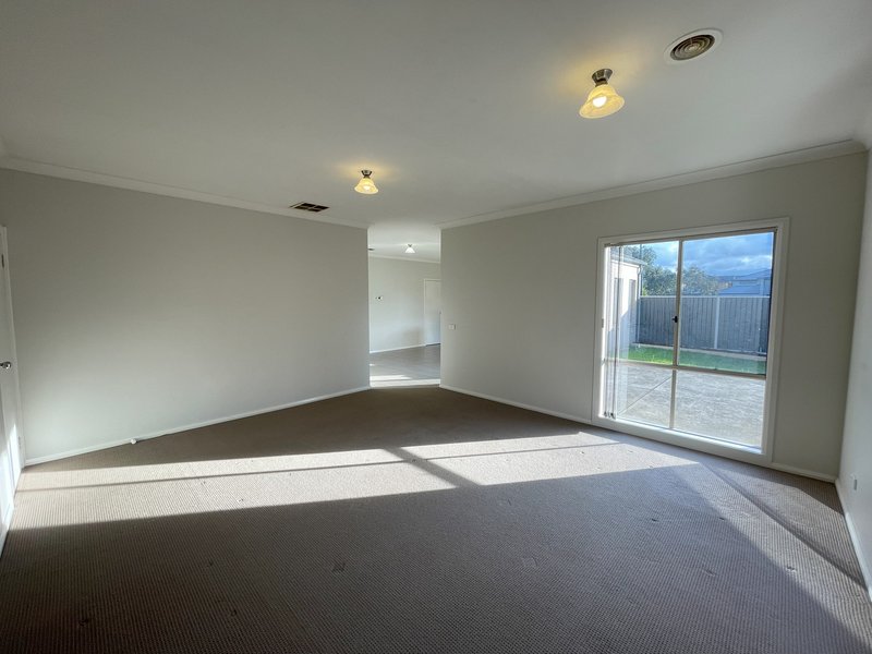 Photo - 161 Viewgrand Drive, Berwick VIC 3806 - Image 11