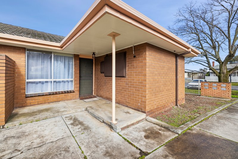 Photo - 1/613 Ascot Street South, Redan VIC 3350 - Image