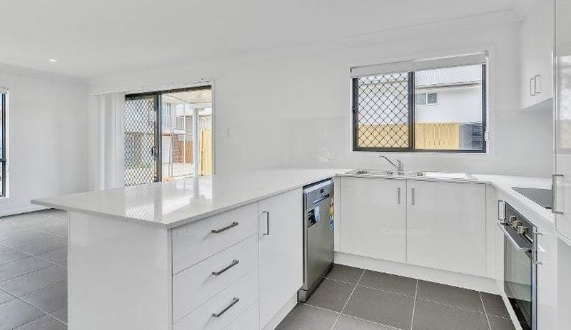 Photo - 16/15 Waratah Way, Morayfield QLD 4506 - Image 4