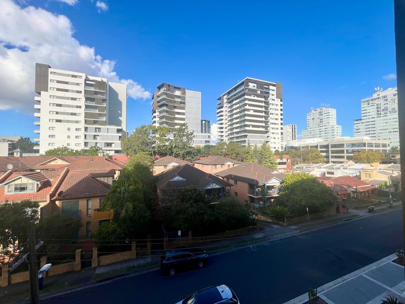 Photo - 16/1a Gloucester Avenue, Burwood NSW 2134 - Image 4