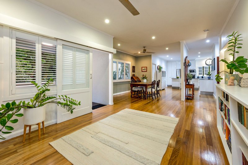 Photo - 162-164 Hillview Crescent, Whitfield QLD 4870 - Image 7