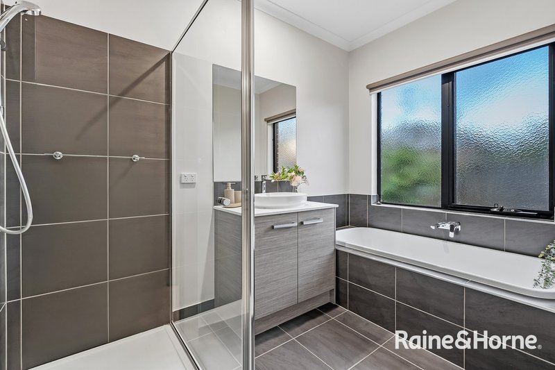 Photo - 162 Heather Grove, Clyde North VIC 3978 - Image 13