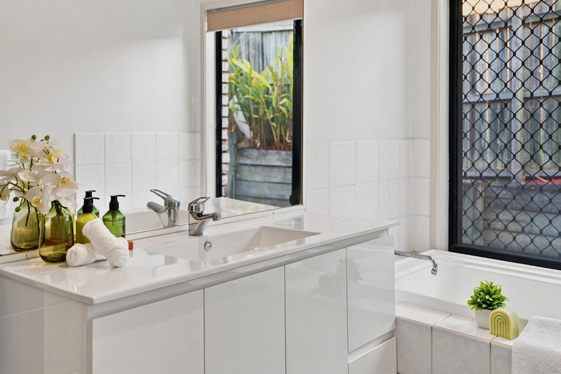 Photo - 162 Rubicon Crescent, Kuraby QLD 4112 - Image 12