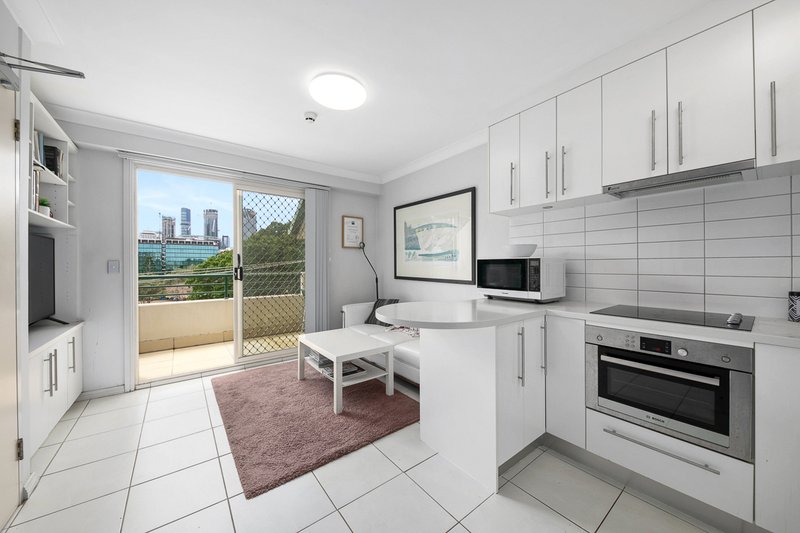 Photo - 16/23 Edmondstone Street, South Brisbane QLD 4101 - Image 2