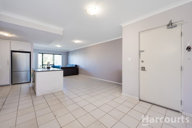 Photo - 16/5 Eastleigh Loop, Currambine WA 6028 - Image 3