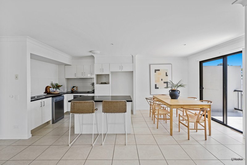 Photo - 16/5 Faculty Crescent, Mudgeeraba QLD 4213 - Image 2