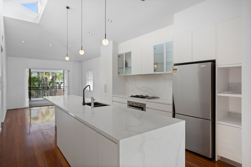 Photo - 165 Mcilwraith Avenue, Norman Park QLD 4170 - Image 2