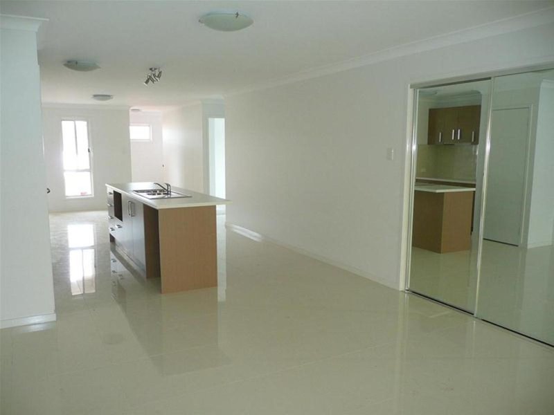 Photo - 1/66 Hawkesbury Avenue, Pacific Pines QLD 4211 - Image 3