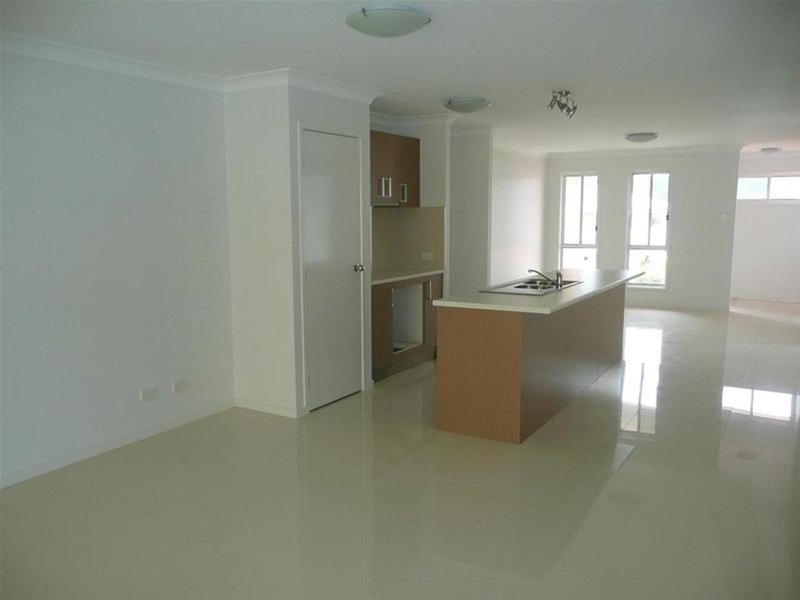 Photo - 1/66 Hawkesbury Avenue, Pacific Pines QLD 4211 - Image 4