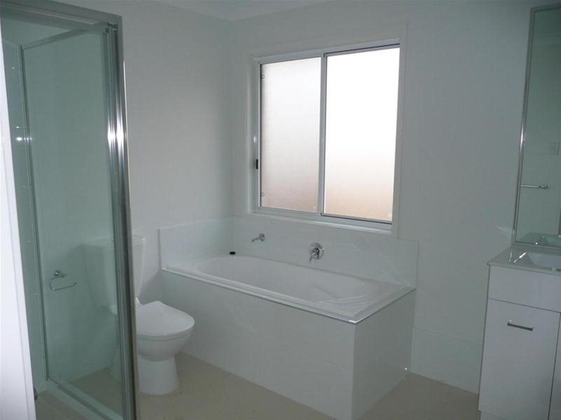 Photo - 1/66 Hawkesbury Avenue, Pacific Pines QLD 4211 - Image 7