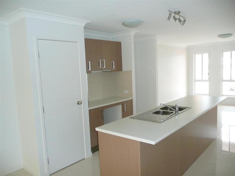 Photo - 1/66 Hawkesbury Avenue, Pacific Pines QLD 4211 - Image 11