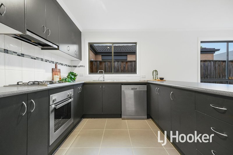 Photo - 16/7 Syme Road, Pakenham VIC 3810 - Image 3