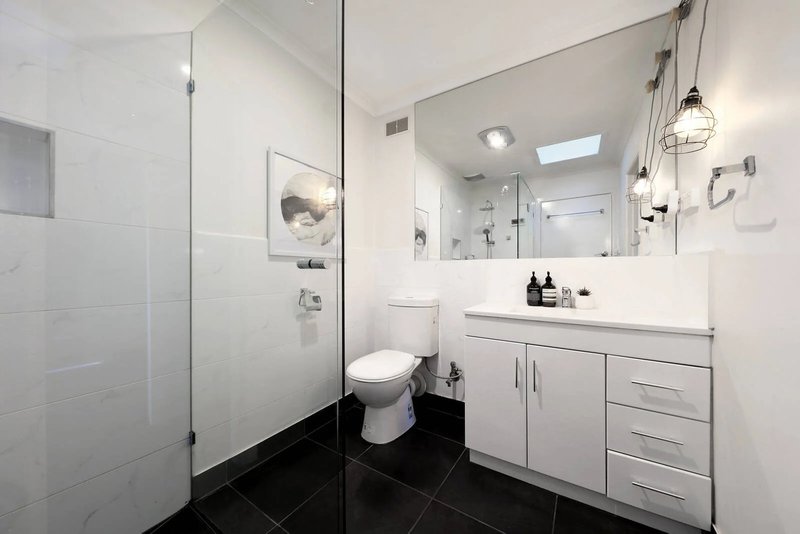 Photo - 1/677 Warrigal Road, Bentleigh East VIC 3165 - Image 6