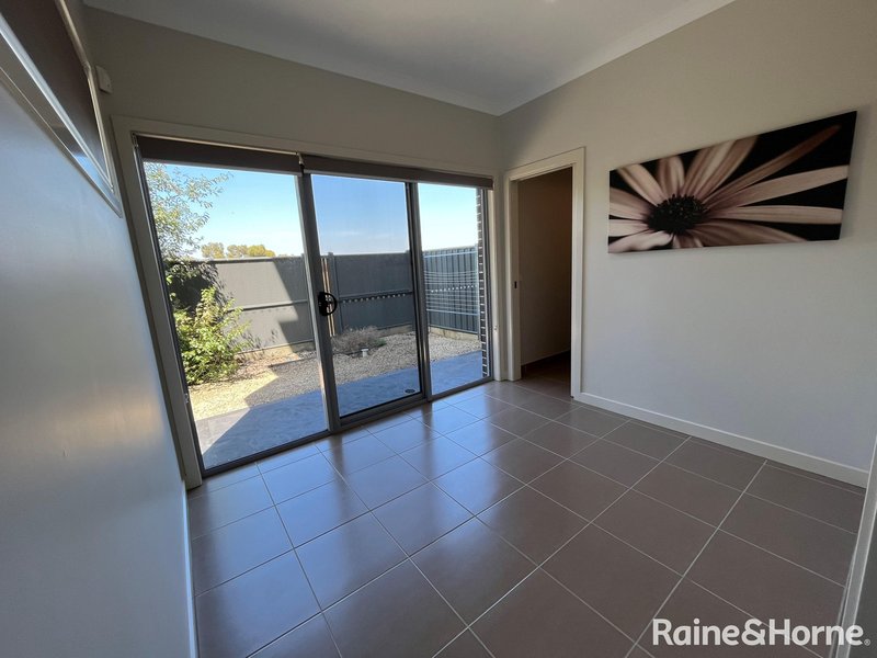 Photo - 1/69-77 Lancefield Drive, Caroline Springs VIC 3023 - Image 10