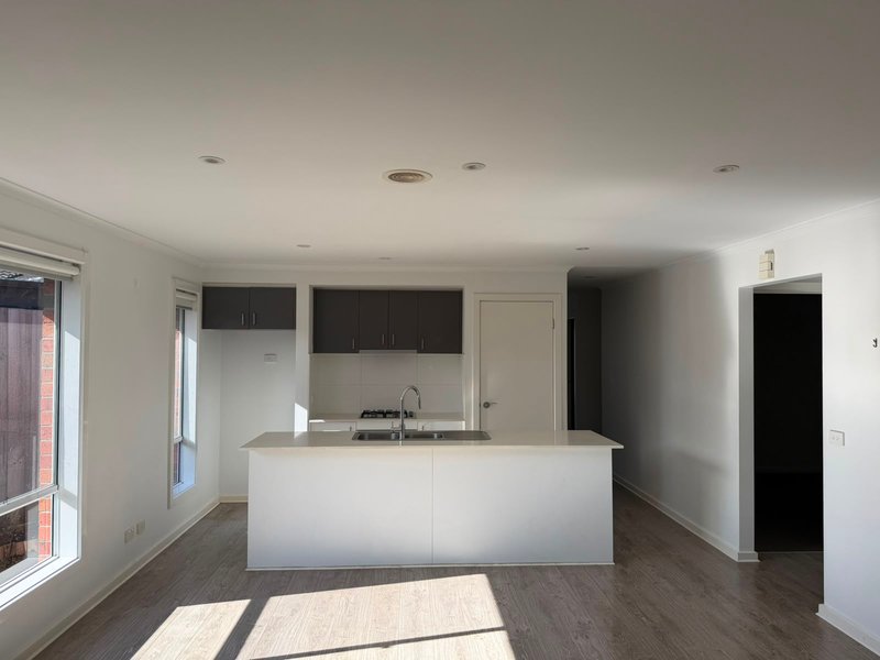 Photo - 16A Manningtree Parade, Craigieburn VIC 3064 - Image 5