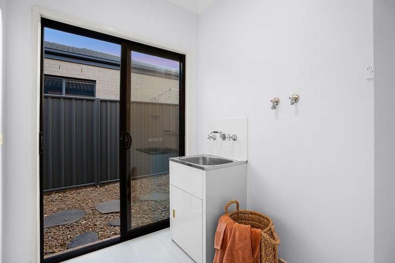 Photo - 17 Abrus Circuit, Cranbourne North VIC 3977 - Image 14