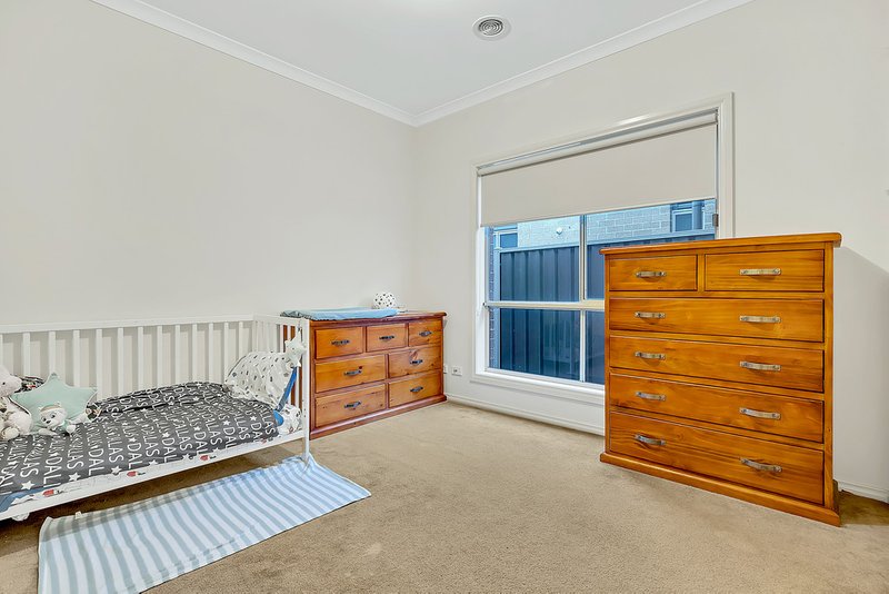 Photo - 17 Acland Street, Craigieburn VIC 3064 - Image 4