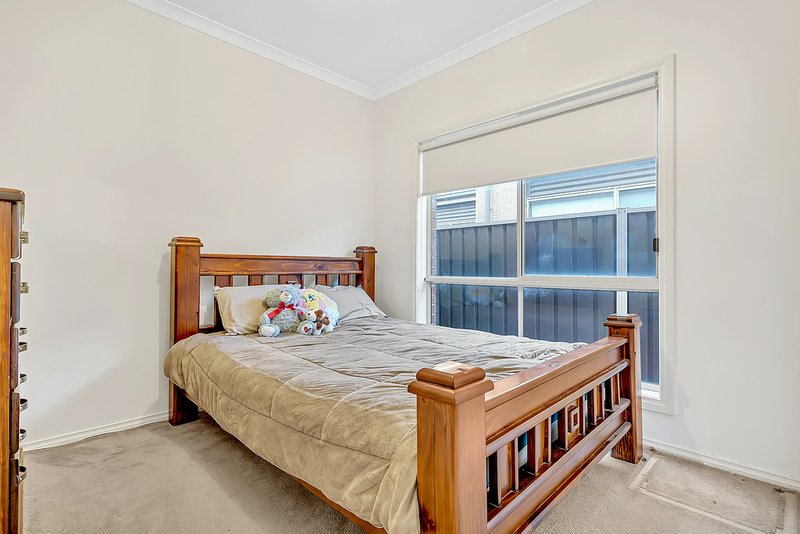 Photo - 17 Acland Street, Craigieburn VIC 3064 - Image 5