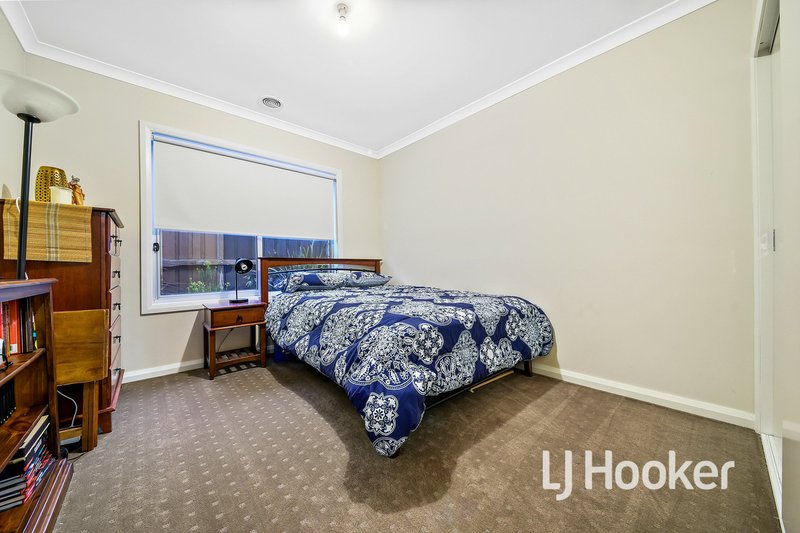 Photo - 17 Alarah Boulevard, Cranbourne West VIC 3977 - Image 8