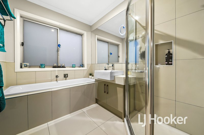 Photo - 17 Alarah Boulevard, Cranbourne West VIC 3977 - Image 12