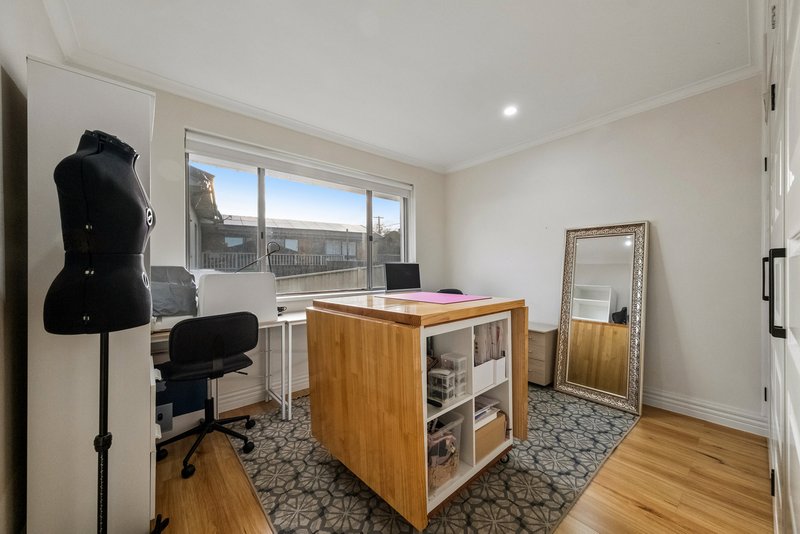 Photo - 17 Alfred Hill Drive, Melba ACT 2615 - Image 11