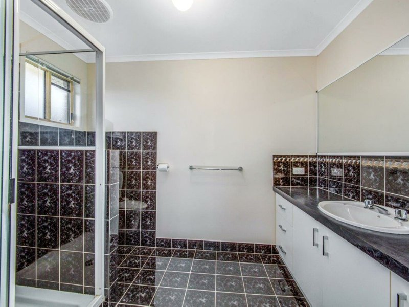 Photo - 17 Alpine Crescent, Boyne Island QLD 4680 - Image 9