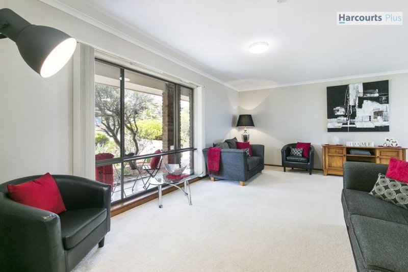 Photo - 17 Arafura Court, Hallett Cove SA 5158 - Image 3