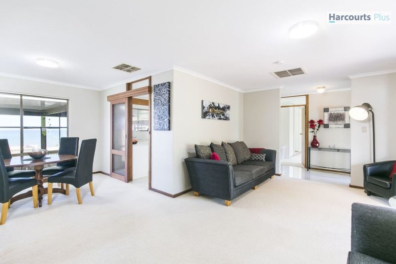 Photo - 17 Arafura Court, Hallett Cove SA 5158 - Image 4