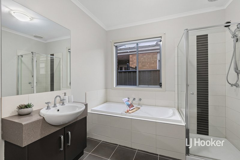 Photo - 17 Archibald Chase, Point Cook VIC 3030 - Image 13