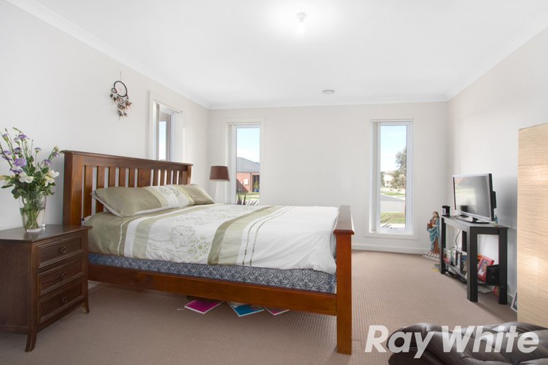 Photo - 17 Arrow Road, Cranbourne East VIC 3977 - Image 5