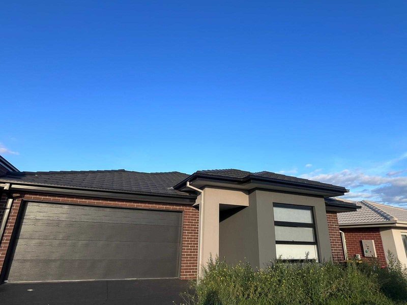 Photo - 17 Atacazo Avenue, Truganina VIC 3029 - Image 2