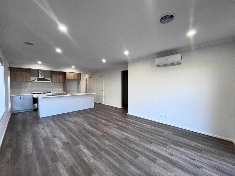 Photo - 17 Atacazo Avenue, Truganina VIC 3029 - Image 3
