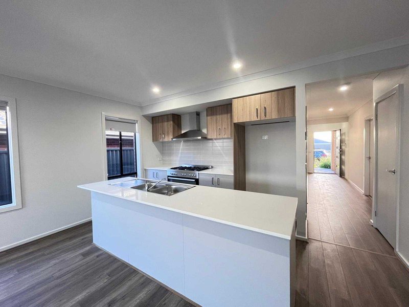Photo - 17 Atacazo Avenue, Truganina VIC 3029 - Image 5